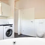 別荘 Three-bed Retreat Near The Coast *