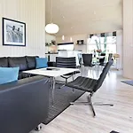 Three-bed Retreat Near The Coast 別荘 *