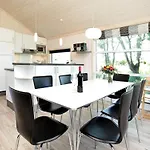 別荘 Three-bed Retreat Near The Coast