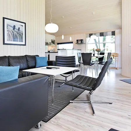 Three-bed Retreat Near The Coast Holiday home *