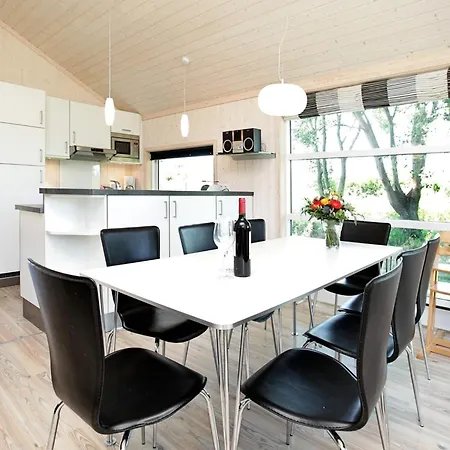 Feriehus Three-bed Retreat Near The Coast