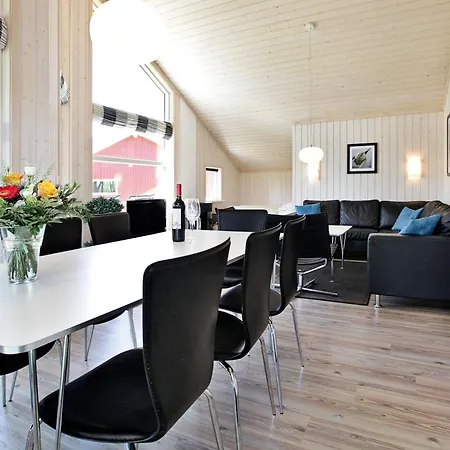 Holiday home Three-bed Retreat Near The Coast *