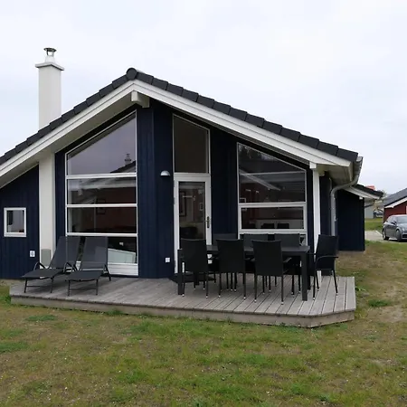 Three-bed Retreat Near The Coast Holiday home