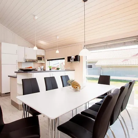 Holiday home Three-bed Retreat Near The Coast *