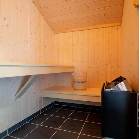 Three-bed Retreat Near The Coast Holiday home
